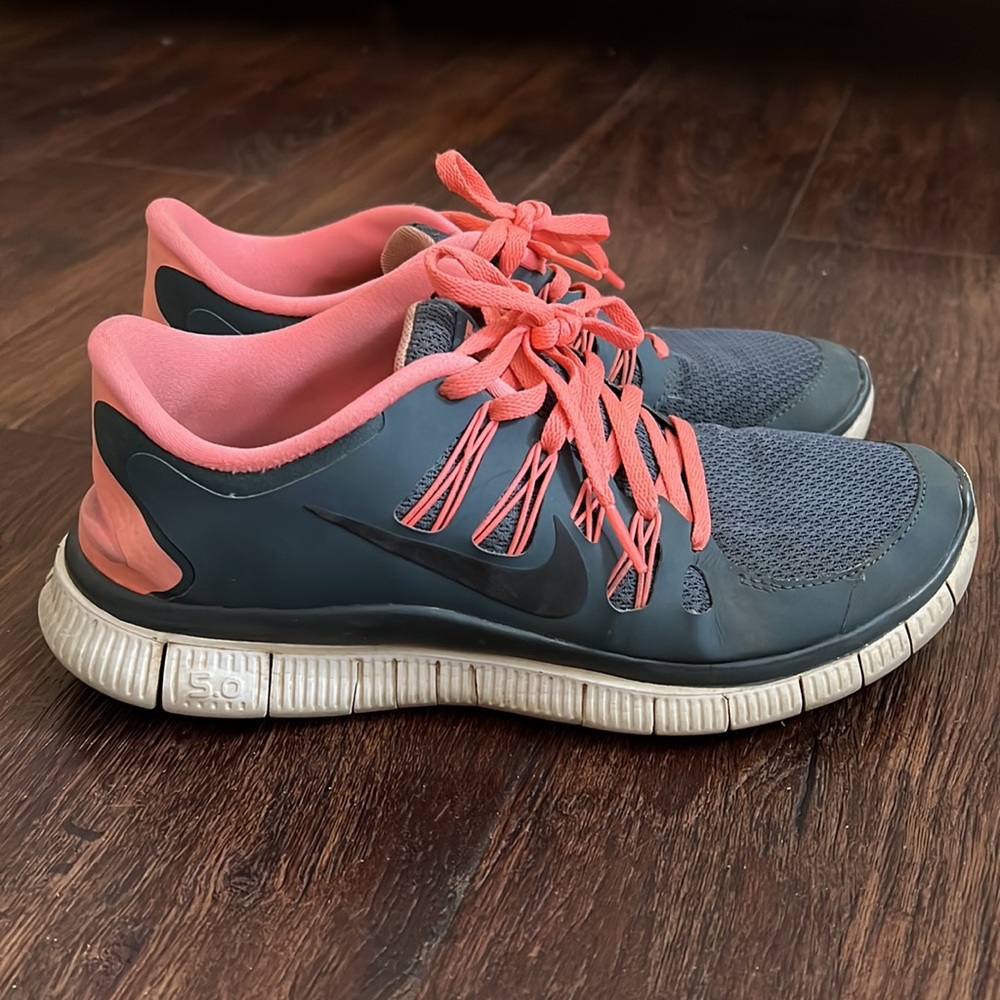 Gray/peach Nike Running Shoes